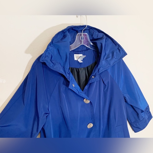 Chicos Zenergy (size 0)(0/2) Cobalt Blue Buttoned Cropped Rain Jacket - Picture 3 of 10